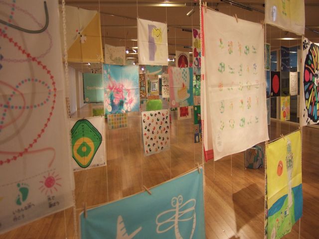 『やさしいハンカチ展』 続行中！