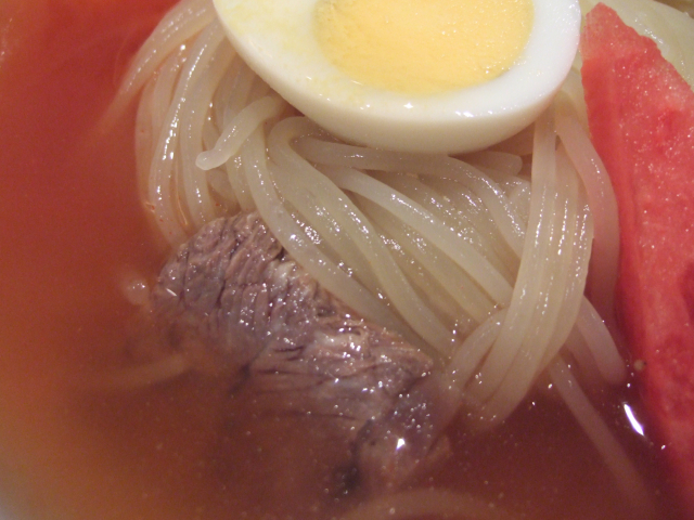 赤く冷たいスープ。 Morioka reimen